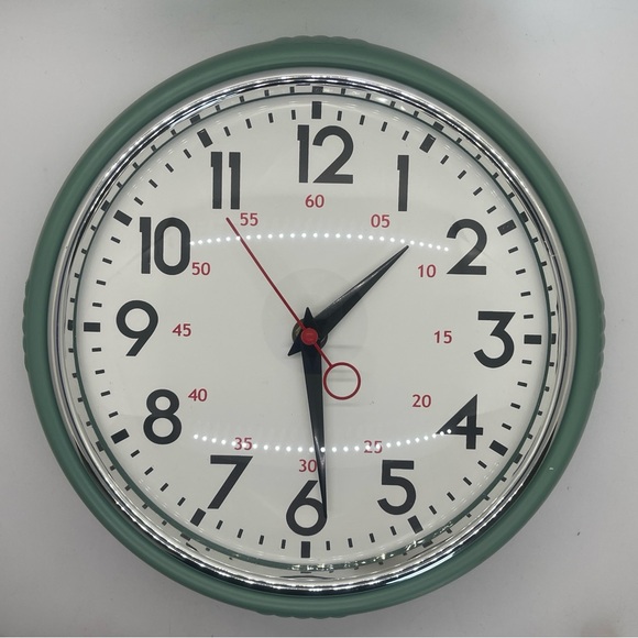 Vintage Green Plastic Analog Wall Clock - Picture 11 of 11